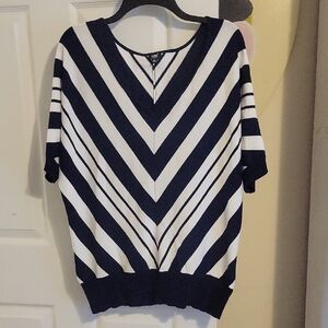 Lee SzXL Women's V-Neck Soft Sweater in Navy and White Chevron pattern